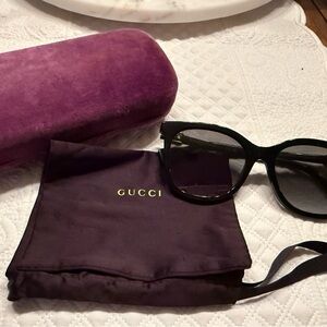 Gucci Elegant Black Sunglasses